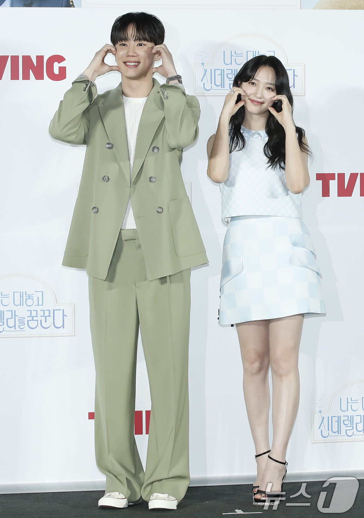 (서울=뉴스1) 권현진 기자 = 배우 이준영과 표예진(오른쪽)이 29일 서울 용산 아이파크몰 CGV에서 진행된 티빙 오리지널 시리즈 '나는 대놓고 신데렐라를 꿈꾼다' 제작발표회에서 …