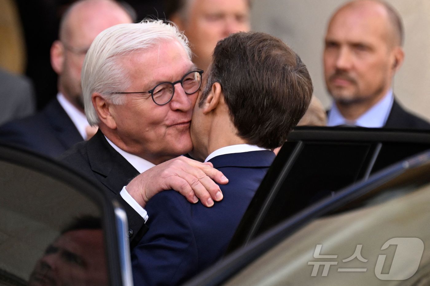 (뮌스터 AFP=뉴스1) 우동명 기자 = 에마뉘엘 마크롱 프랑스 대통령이 28일(현지시간) 뮌스터에서 베스트팔렌 평화상을 수상하기 위해 도착하며 프랑크발터 슈타인마이어 독일 대통령 …