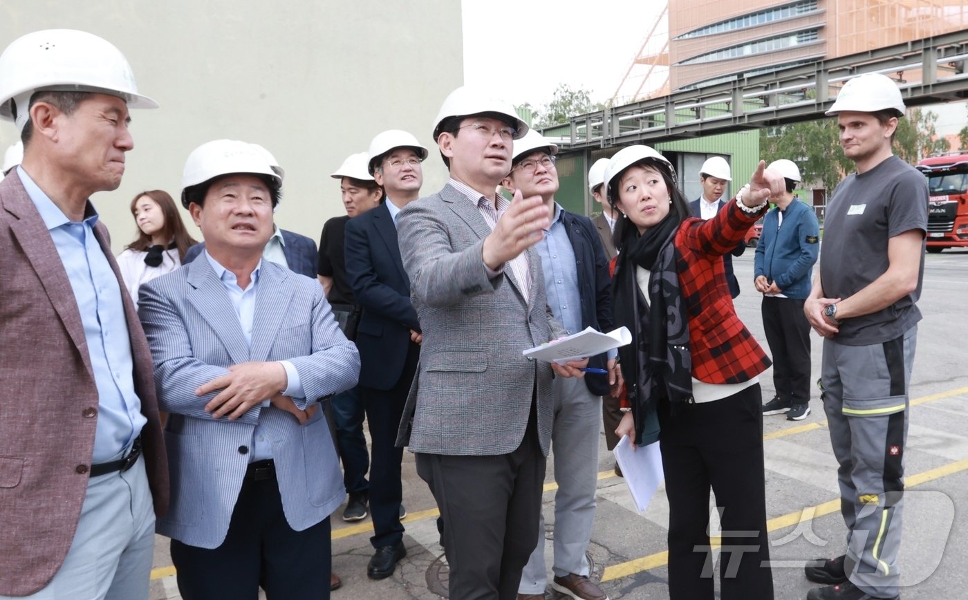 전국대도시시장협의회 이상일 회장&#40;용인시장·왼쪽 세번째&#41;이 빈에너지발전소의 탄소중립 연구시설 선임연구원으로부터 열화학 가스화 파일럿 플랜트에 대한 설명을 듣고 있다.&#40;용인시 제공&#41;