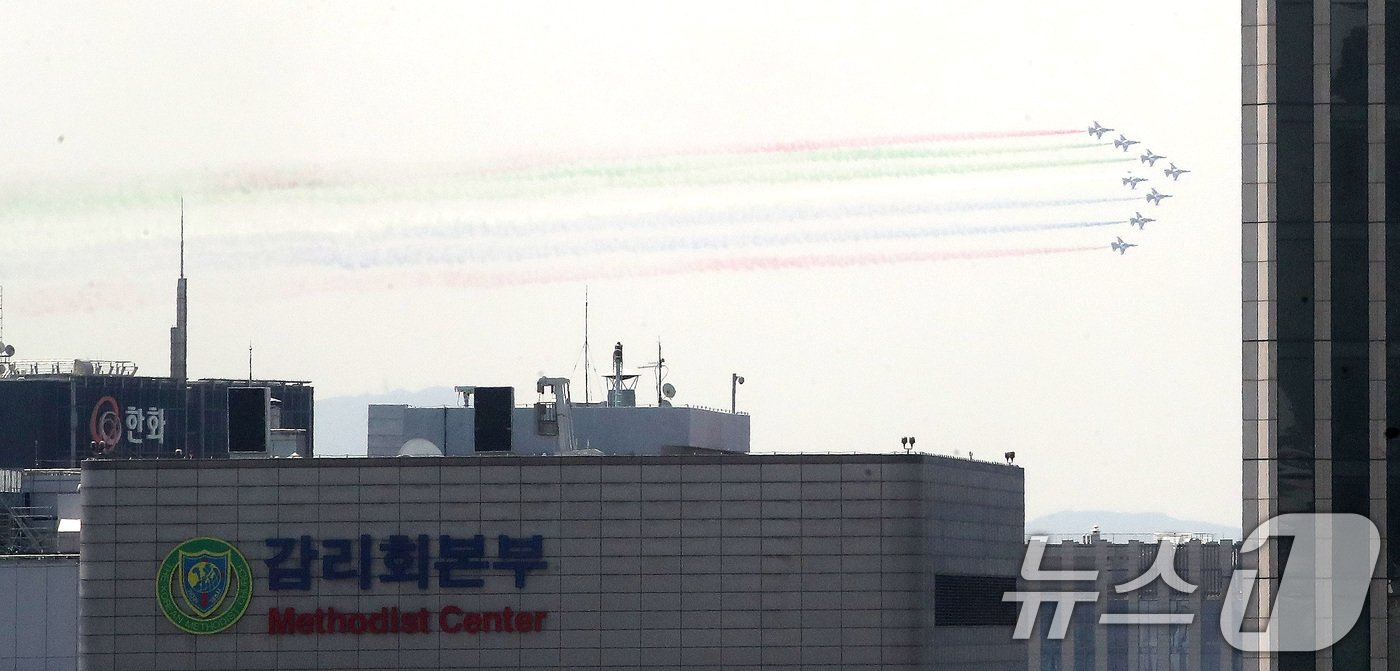 본문 이미지 - 공군 특수비행팀 블랙이글스가 29일 오전 서울 용산구 대통령실에서 열린 무함마드 빈 자예드 알 나흐얀 아랍에미리트(UAE) 대통령 환영식을 축하하기 위해 서울 상공을 비행하고 있다. 2024.5.29/뉴스1 ⓒ News1 임세영 기자