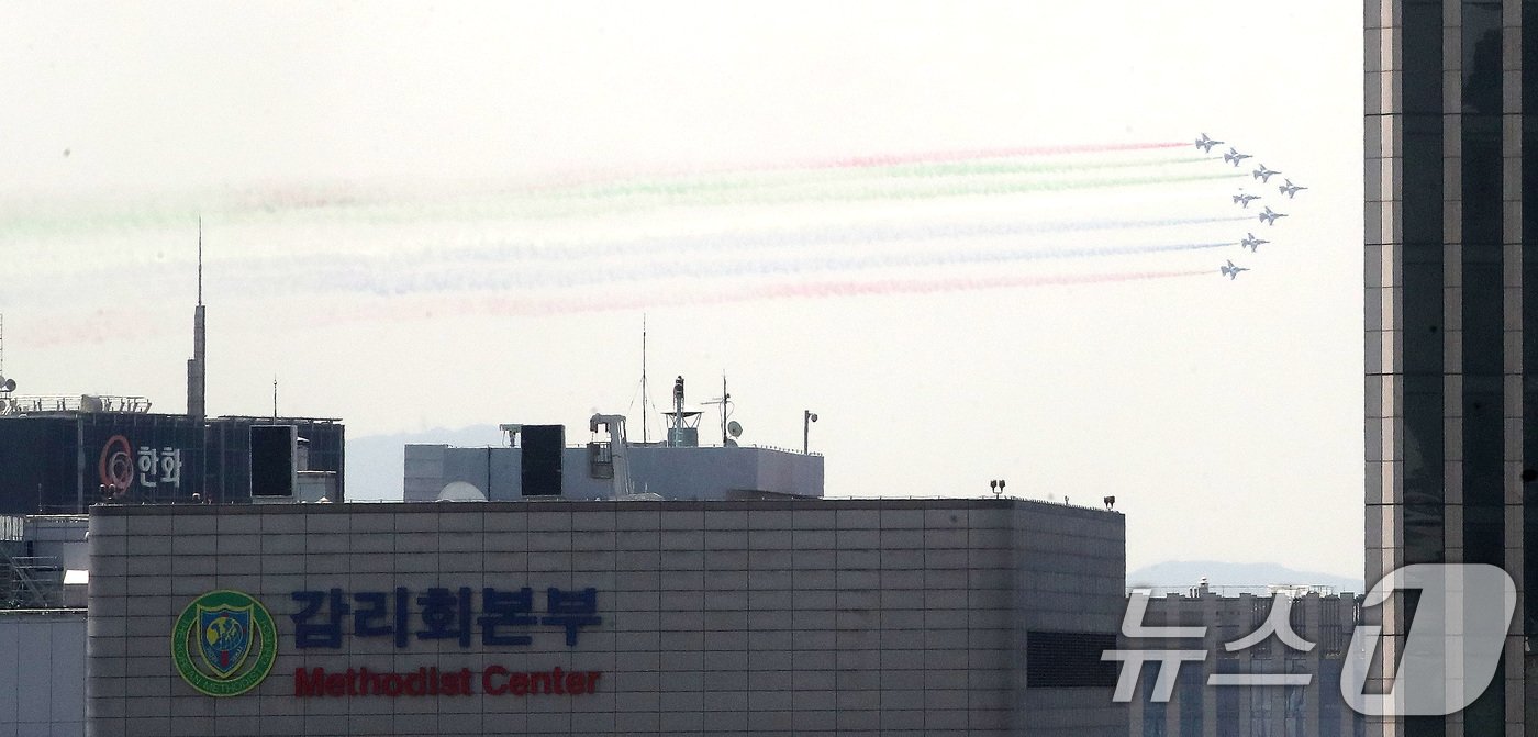 공군 특수비행팀 블랙이글스가 29일 오전 서울 용산구 대통령실에서 열린 무함마드 빈 자예드 알 나흐얀 아랍에미리트&#40;UAE&#41; 대통령 환영식을 축하하기 위해 서울 상공을 비행하고 있다. 2024.5.29/뉴스1 ⓒ News1 임세영 기자