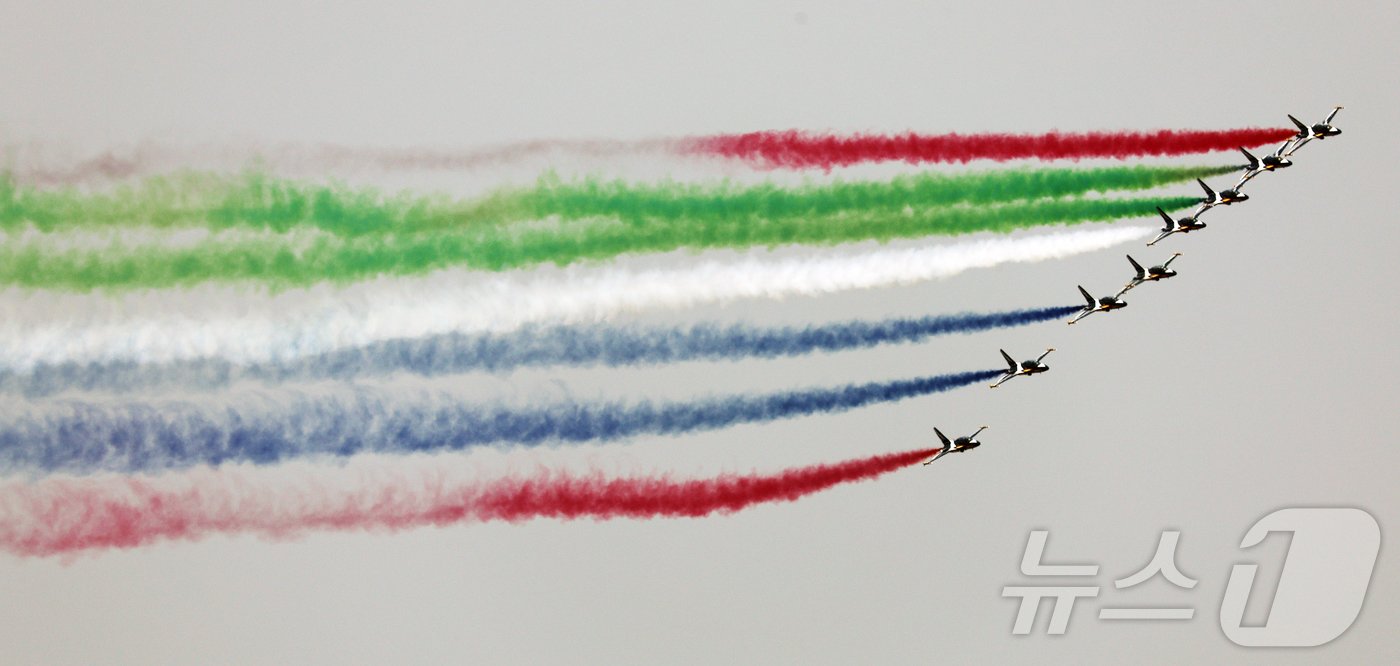 본문 이미지 - 공군 특수비행팀 블랙이글스가 29일 오전 서울 용산구 대통령실에서 열린 무함마드 빈 자예드 알 나흐얀 아랍에미리트(UAE) 대통령 환영식을 축하하기 위해 서울 상공을 비행하고 있다. 윤석열 대통령은 이날 서울 용산 대통령실에서 공식 환영식을 시작으로 알 나흐얀 대통령과의 정상회담 일정에 돌입한다. 2024.5.29/뉴스1 ⓒ News1 신웅수 기자