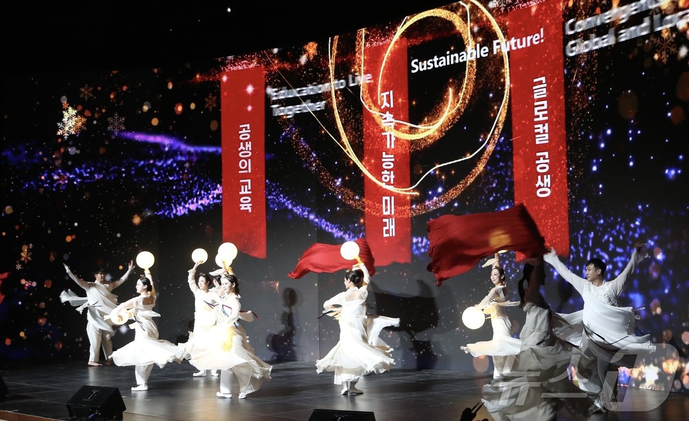 본문 이미지 - 29일 전남 여수 엑스포컨벤션센터 엑스포홀에서 2024 대한민국 글로컬 미래교육박람회 개막식이 열려 개막식 주제 공연이 열리고 있다.(전남도교육청 제공)2024.5.29./뉴스1