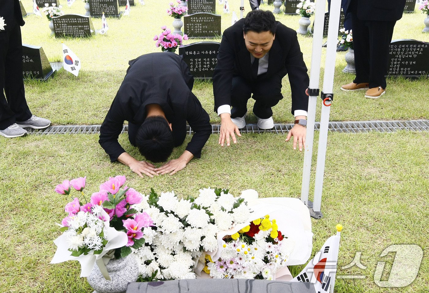 본문 이미지 - 29일 오전 광주 북구 운정동 국립 5·18민주묘지에서 열린 '故 정동년 선생 2주기 추모제' 후 정 선생 묘 에서 큰 아들 정재헌 씨(51)가 절하고 있다. 2024.5.29/뉴스1 ⓒ News1 박지현 기자