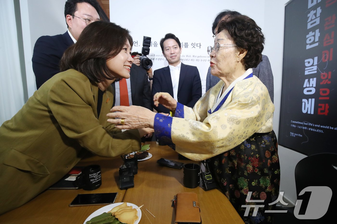 허은아 개혁신당 대표가 29일 오전 대구 중구 희움 일본군 &#39;위안부&#39; 역사관을 찾아 이용수 할머니와 차담을 마치고 일본군 위안부 문제 해결을 위해 노력할 것을 거듭 약속하고 있다. 2024.5.29/뉴스1 ⓒ News1 공정식 기자