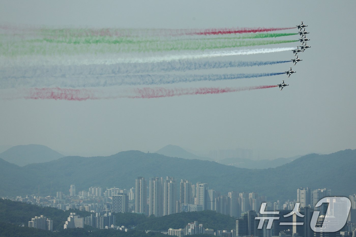본문 이미지 - 공군 특수비행팀 블랙이글스가 29일 오전 서울 용산구 대통령실에서 열린 무함마드 빈 자예드 알 나흐얀 아랍에미리트(UAE) 대통령 환영식을 축하하기 위해 서울 상공을 비행하고 있다. 2024.5.29/뉴스1 ⓒ News1 신웅수 기자