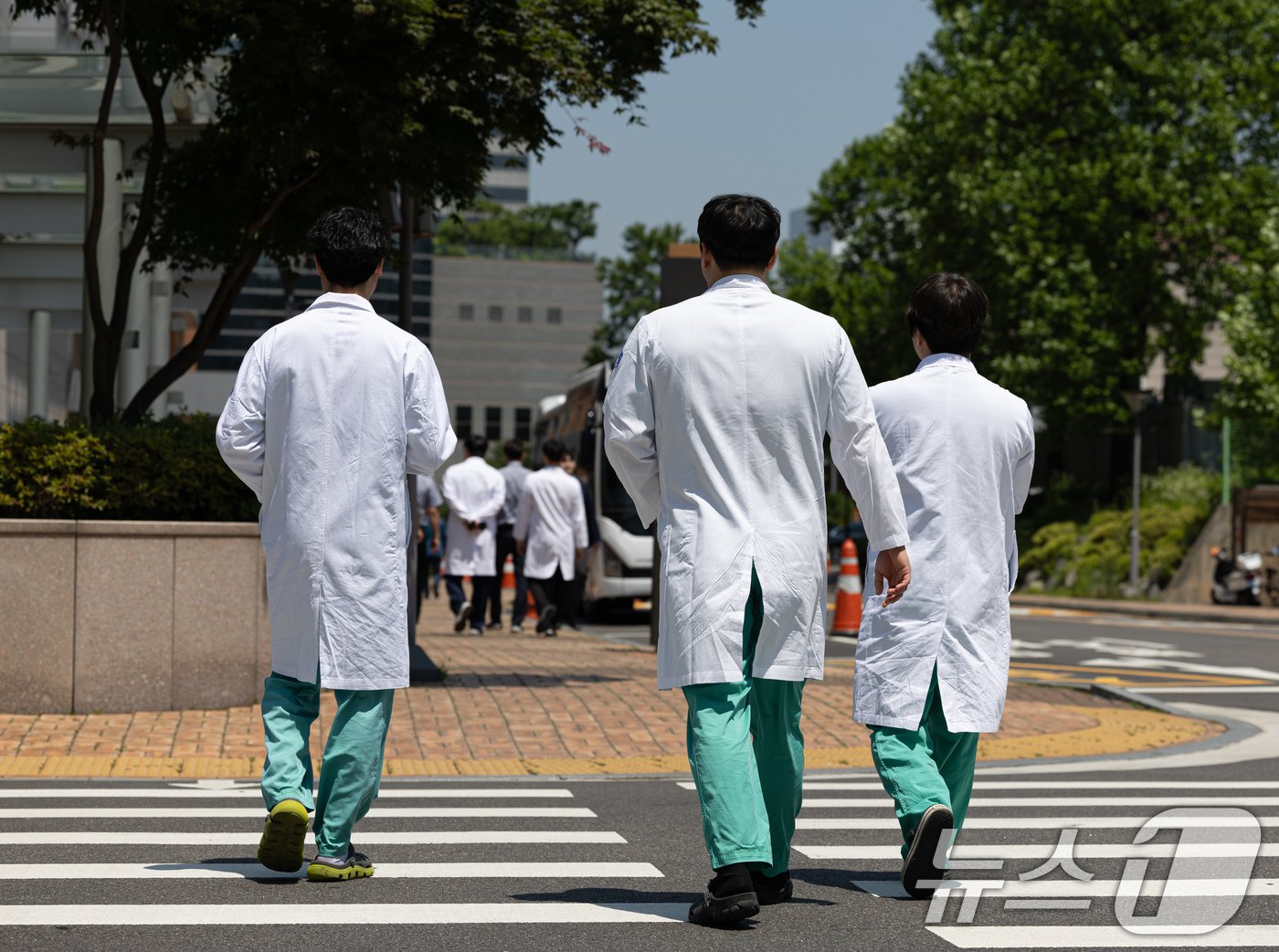 29일 서울 소재 대학병원에서 의료진이 발걸음을 옮기고 있다 . 2024.5.29/뉴스1 ⓒ News1 이재명 기자