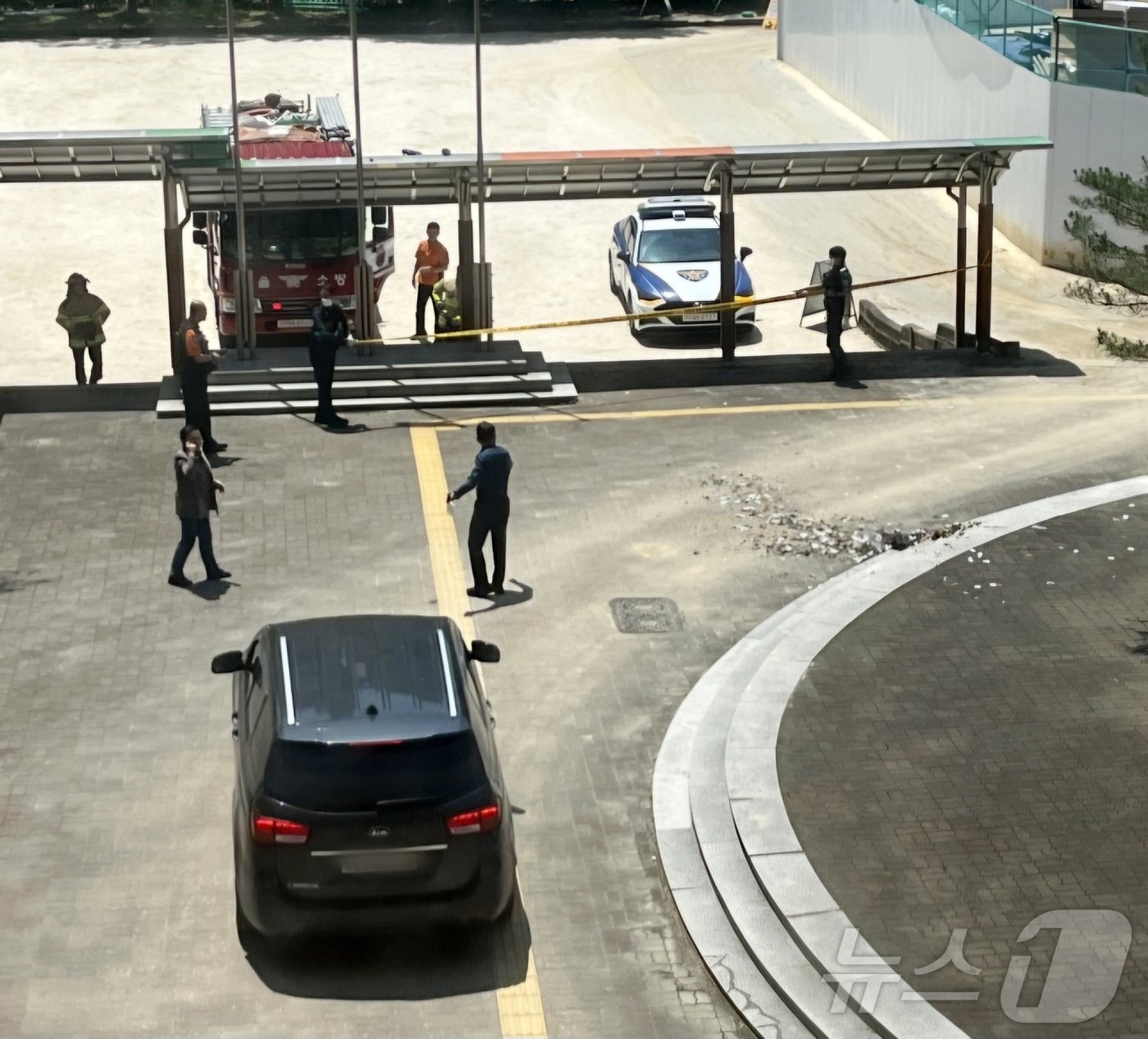 본문 이미지 - 북한이 날려 보낸 것으로 추정되는 ‘오물 풍선’이 29일 서울 노원구 한 중학교에서도 발견돼 현장에 출동한 경찰과 소방대원들이 현장을 수습하고 있다. (독자 제공)2024.05.29/뉴스1 ⓒ News1 양희문 기자