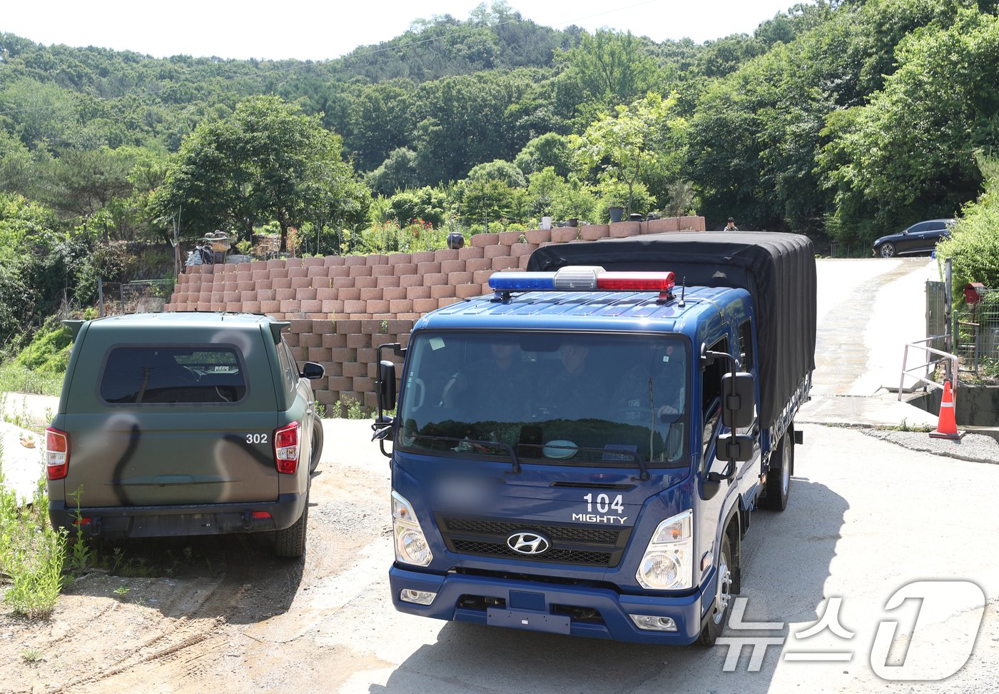 북한이 살포한 대남전단 추정 미상물체 잔해들이 전국 곳곳에서 발견되고 있는 29일 오전 대남전단 풍선으로 추정되는 잔해가 발견된 경기 평택시 진위면의 한 야산에서 군 관계자들이 분주하게 움직이고 있다. 2024.5.29/뉴스1 ⓒ News1 김영운 기자