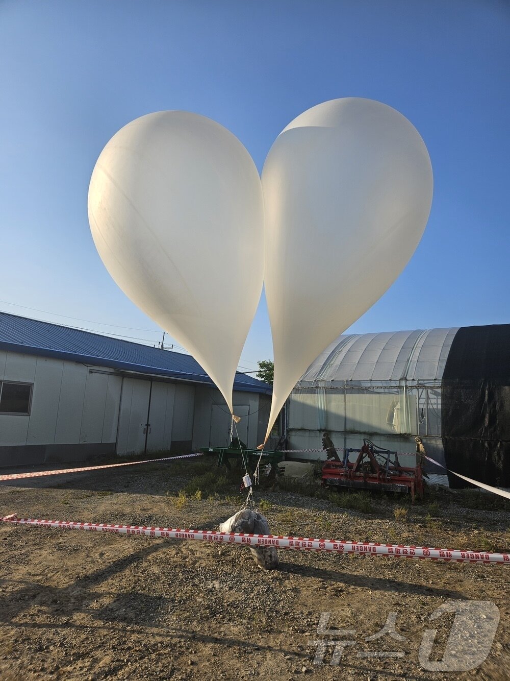 본문 이미지 - 29일 북한이 살포한 대남 전단(삐라)으로 추정되는 물체가 29일 오전 경기 파주시 파평면에서 발견됐다. (독자제공)2024.05.29/뉴스1 ⓒ News1 양희문 기자