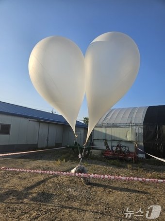 29일 북한이 살포한 &#39;오물풍선&#39;으로 추정되는 물체가 29일 오전 경기 파주시 파평면에서 발견됐다. &#40;독자제공&#41;2024.05.29/뉴스1 ⓒ News1 양희문 기자