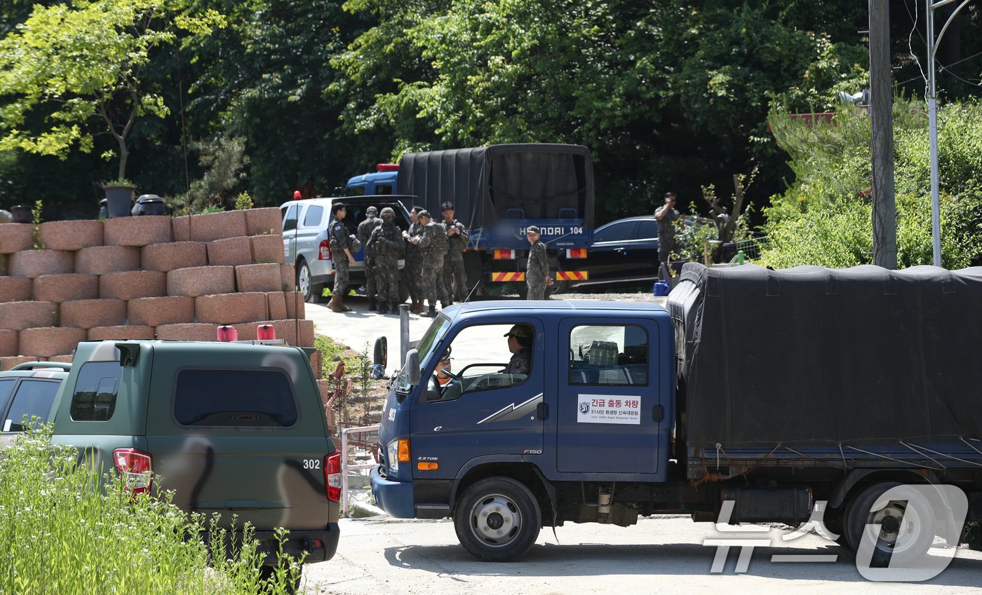 본문 이미지 - 북한이 살포한 대남전단 추정 미상물체 잔해들이 전국 곳곳에서 발견되고 있는 29일 오전 대남전단 풍선으로 추정되는 잔해가 발견된 경기 평택시 진위면의 한 야산에서 군 관계자들이 분주하게 움직이고 있다. 2024.5.29/뉴스1 ⓒ News1 김영운 기자