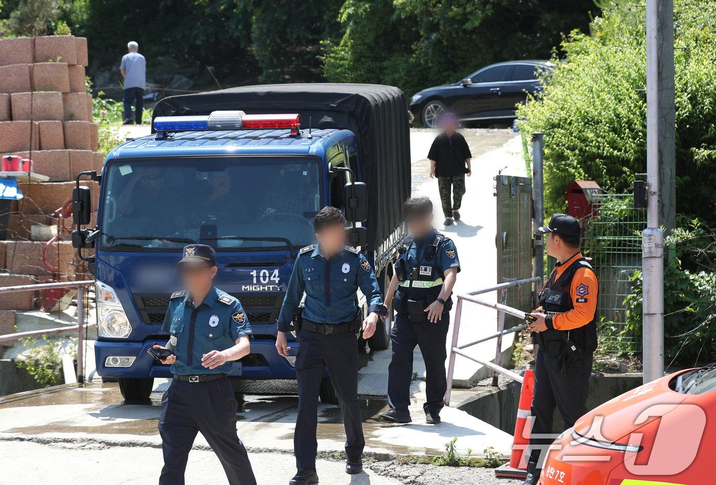 북한이 살포한 대남전단 추정 미상물체 잔해들이 전국 곳곳에서 발견되고 있는 29일 오전 대남전단 풍선으로 추정되는 잔해가 발견된 경기 평택시 진위면의 한 야산에서 군 관계자들이 분주하게 움직이고 있다.  2024.5.29/뉴스1 ⓒ News1 김영운 기자