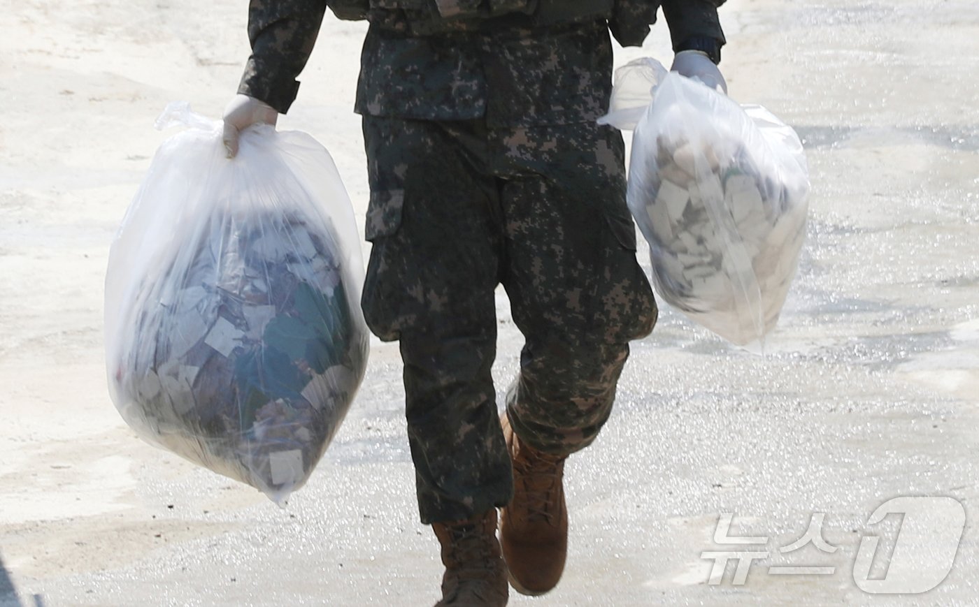 북한이 살포한 대남전단 추정 미상물체 잔해들이 전국 곳곳에서 발견되고 있는 29일 오전 대남전단 풍선으로 추정되는 잔해가 발견된 경기 평택시 진위면의 한 야산에서 군 관계자들이 분주하게 움직이고 있다.  2024.5.29/뉴스1 ⓒ News1 김영운 기자