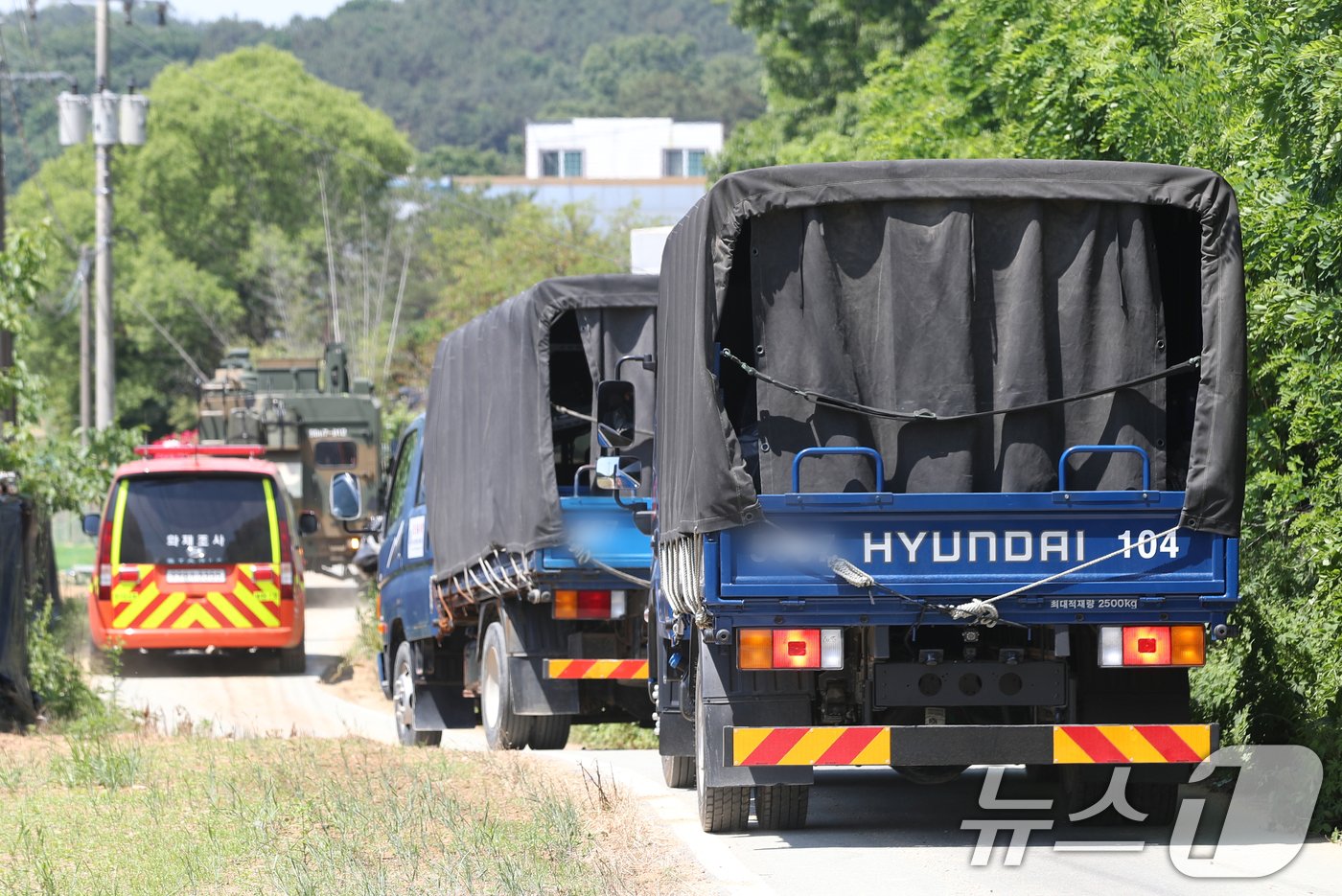본문 이미지 - 북한이 살포한 대남전단 추정 미상물체 잔해들이 전국 곳곳에서 발견되고 있는 29일 오전 대남전단 풍선으로 추정되는 잔해가 발견된 경기 평택시 진위면의 한 야산에서 군 관계자들이 분주하게 움직이고 있다.  2024.5.29/뉴스1 ⓒ News1 김영운 기자