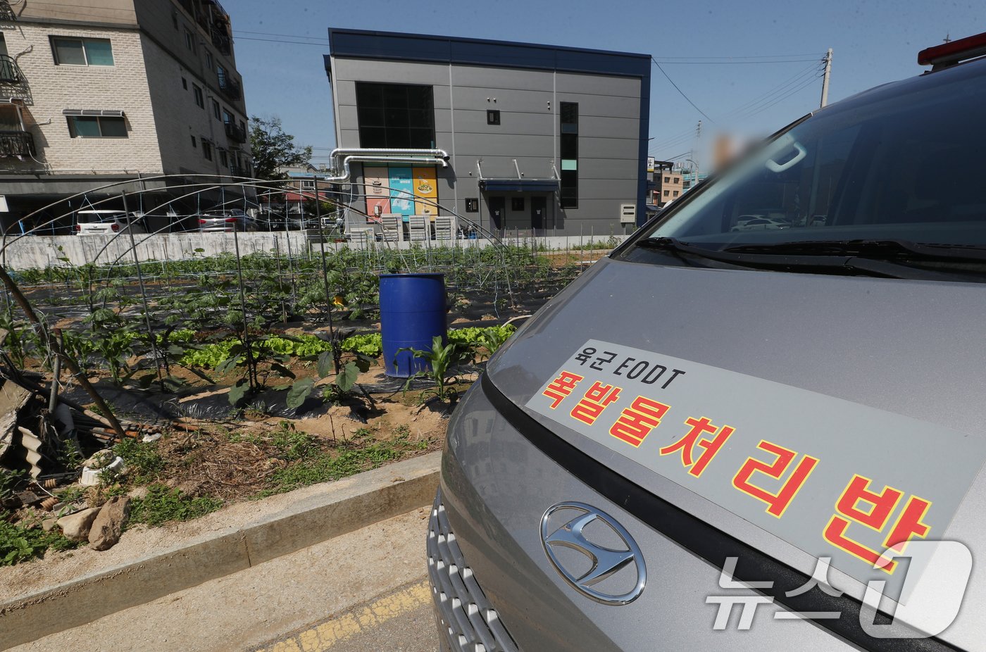 북한이 살포한 대남전단 추정 미상물체 잔해들이 전국 곳곳에서 발견되고 있는 29일 오전 대남전단 풍선으로 추정되는 잔해가 발견된 경기 용인시 이동읍 송전리에 육군 폭발물처리반 차량이 서 있다. . 2024.5.29/뉴스1 ⓒ News1 김영운 기자