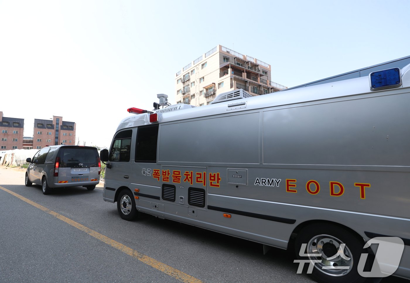 본문 이미지 - 북한이 살포한 대남전단 추정 미상물체 잔해들이 전국 곳곳에서 발견되고 있는 29일 오전 대남전단 풍선으로 추정되는 잔해가 발견된 경기 용인시 이동읍 송전리에 육군 폭발물처리반 차량이 서 있다. 2024.5.29/뉴스1 ⓒ News1 김영운 기자