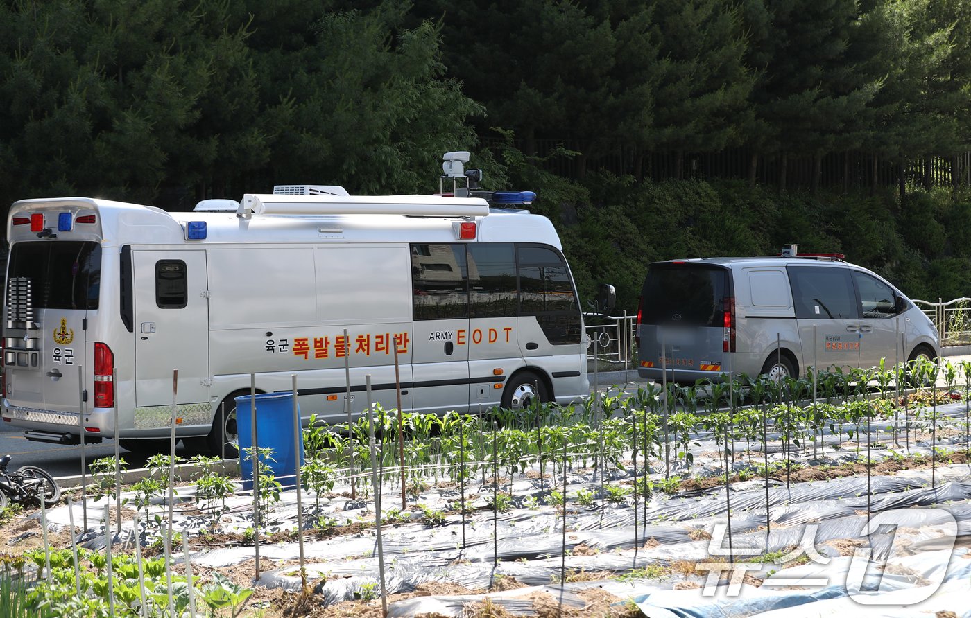 북한이 살포한 대남전단 추정 미상물체 잔해들이 전국 곳곳에서 발견되고 있는 29일 오전 대남전단 풍선으로 추정되는 잔해가 발견된 경기 용인시 이동읍 송전리에 육군 폭발물처리반 차량이 서 있다. 2024.5.29/뉴스1 ⓒ News1 김영운 기자