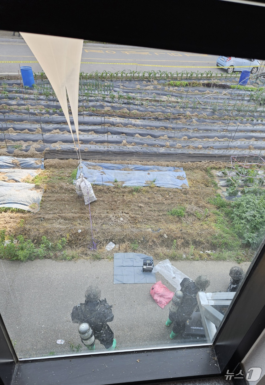 (용인=뉴스1) 김영운 기자 = 북한이 살포한 대남전단 추정 미상물체 잔해들이 전국 곳곳에서 발견되고 있는 29일 오전 대남전단 풍선으로 추정되는 잔해가 발견된 경기 용인시 이동읍 …