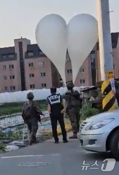 북한이 살포한 대남전단 추정 미상물체 잔해들이 전국 곳곳에서 발견되고 있는 29일 오전 대남전단 풍선으로 추정되는 잔해가 발견된 경기 용인시 이동읍 송전리에 육군 폭발물처리반 관계자들이 잔해물을 수거하고 있다.&#40;독자 제공&#41; 2024.5.29/뉴스1 ⓒ News1 김영운 기자