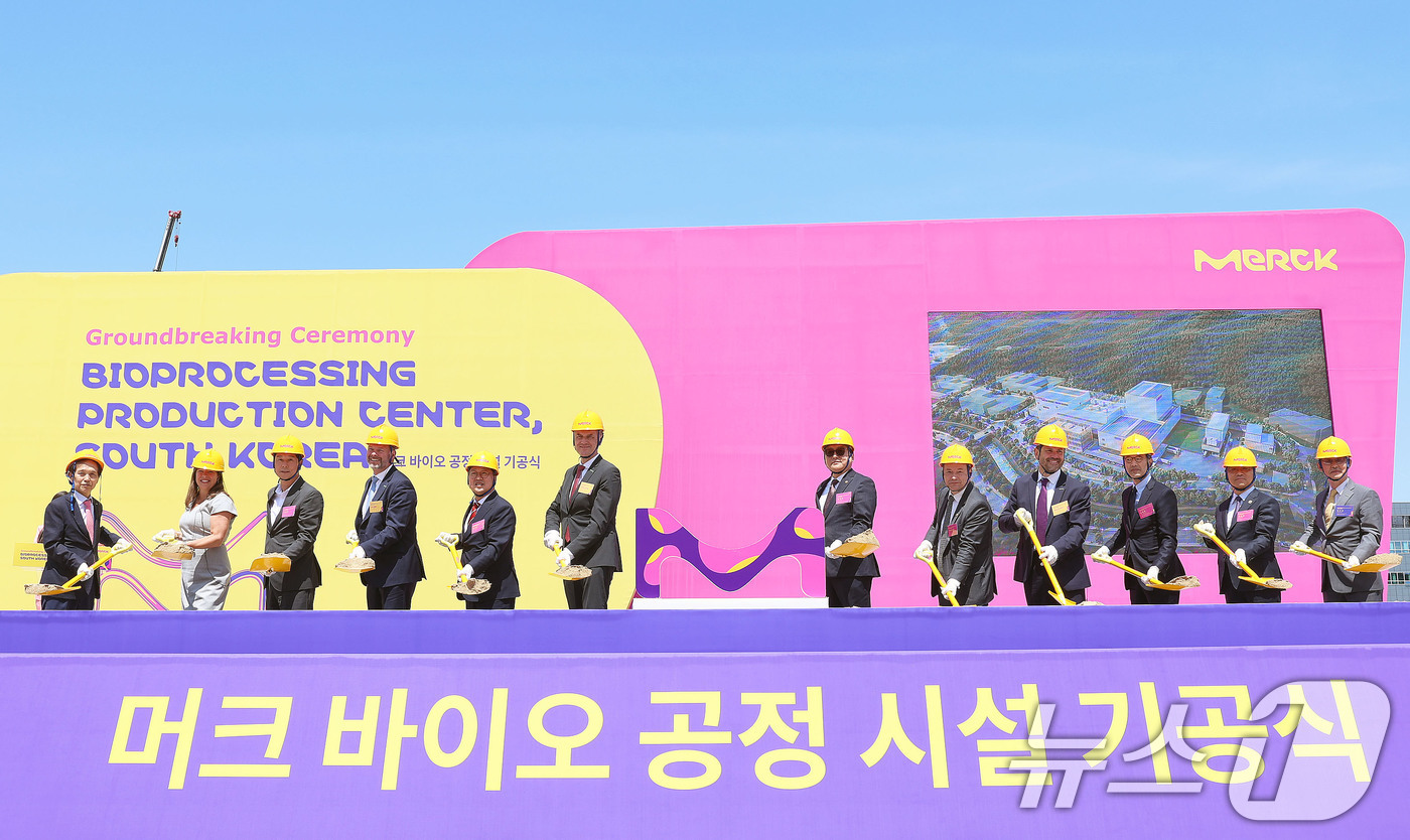 (서울=뉴스1) = 29일 오전 대전시 유성구에서 열린 '머크사(社) 대전 신규공장 기공식'에서 정인교 산업통상자원부 통상교섭본부장 등 참석자들이 시삽 세리머니를 하고 있다. (산 …