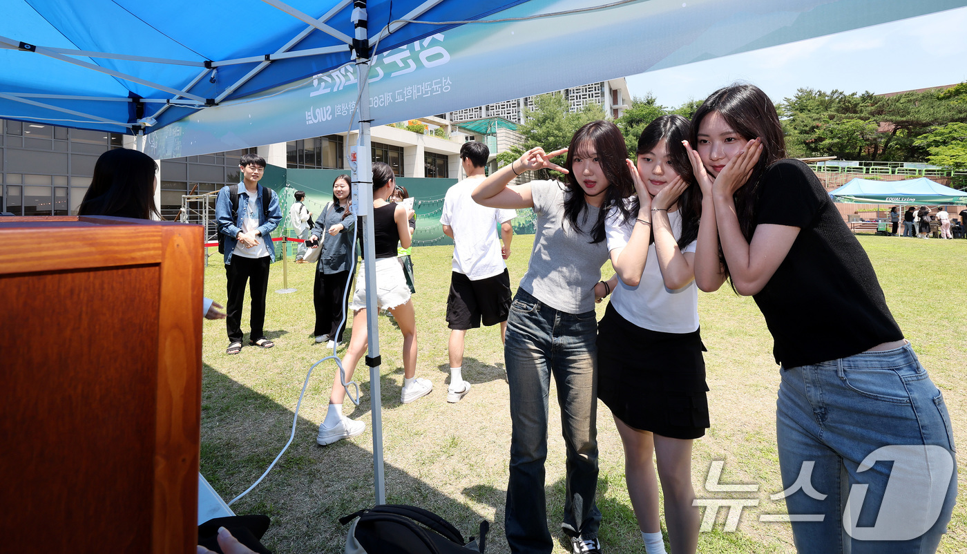 (서울=뉴스1) 박지혜 기자 = 학생들이 29일 서울 종로구 성균관대학교 축제장에서 추억을 남기고 있다. 2024.5.29/뉴스1