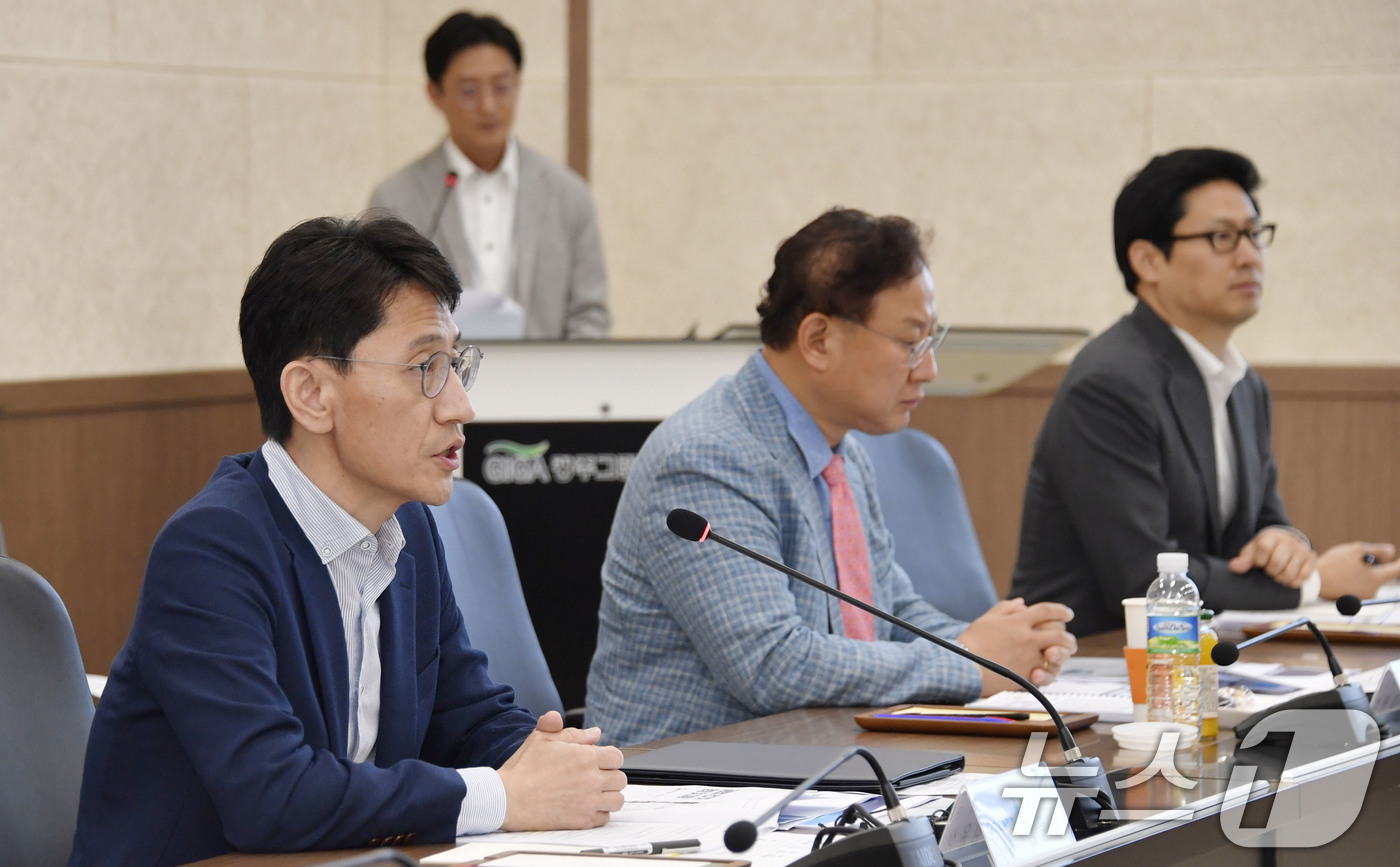 (서울=뉴스1) = 김윤상 기획재정부 차관이 29일 오전 광주 그린카진흥원을 방문, 광주 미래차 산업 육성 간담회를 주재하고 있다. (기획재정부 제공) 2024.5.29/뉴스1