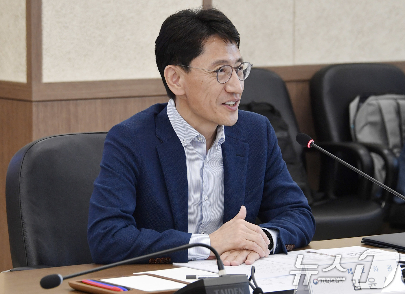 (서울=뉴스1) = 김윤상 기획재정부 차관이 29일 오전 광주 그린카진흥원을 방문, 광주 미래차 산업 육성 간담회를 주재하고 있다. (기획재정부 제공) 2024.5.29/뉴스1