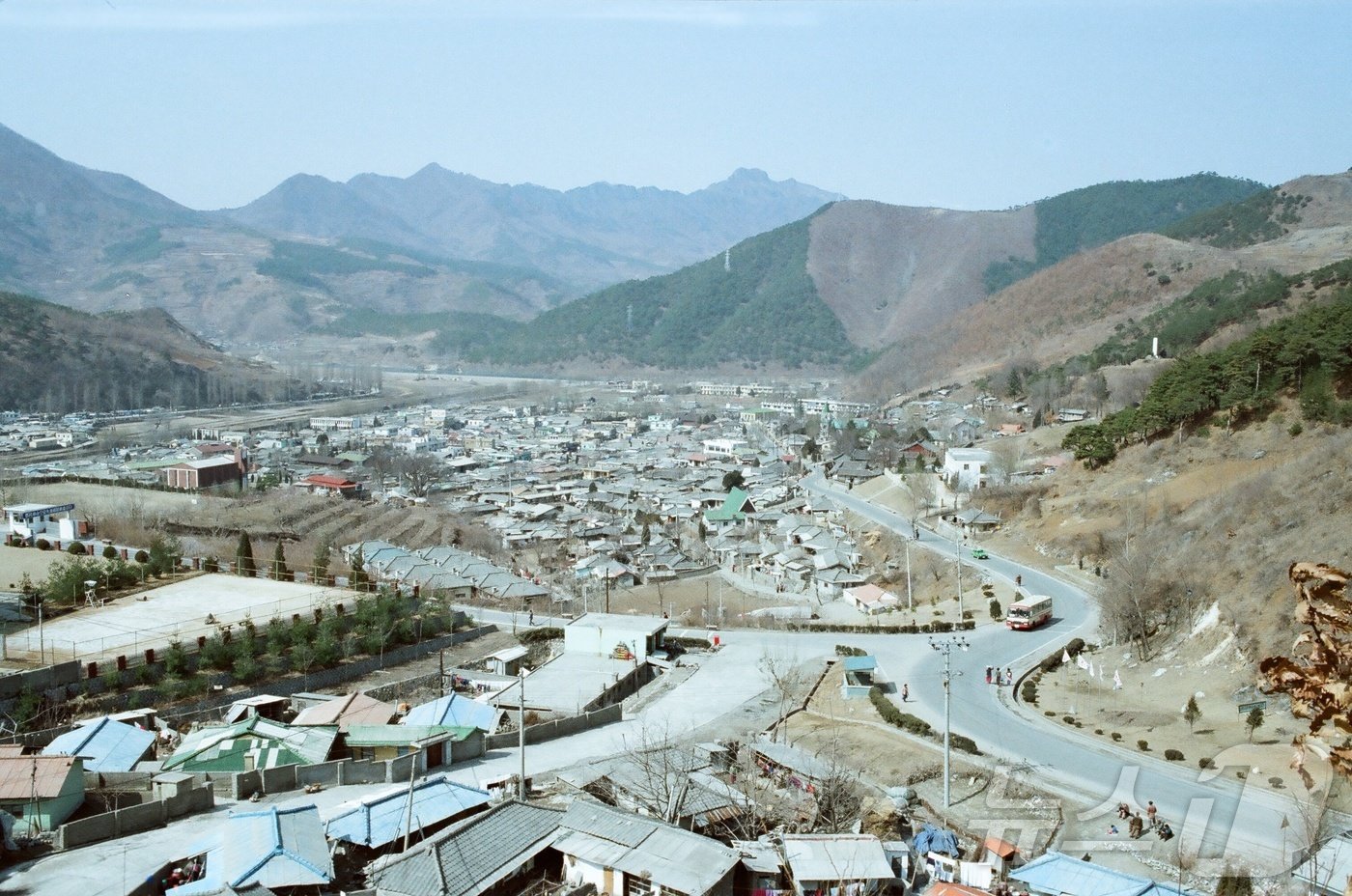 본문 이미지 - 40년 전의 수몰 전 충북 단양읍(현 단성면) 소재지.(단양군 제공)2024.5.29/뉴스1