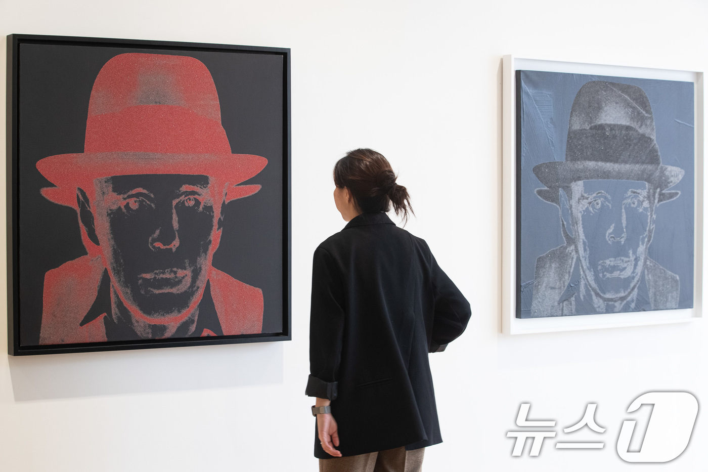 (서울=뉴스1) 유승관 기자 = 29일 서울 용산구 타데우스 로팍 서울에서 열린 앤디 워홀 개인전 '빛나는 그림자: 요셉 보이스의 초상' 을 찾은 취재진들이 작품을 둘러보고 있다. …