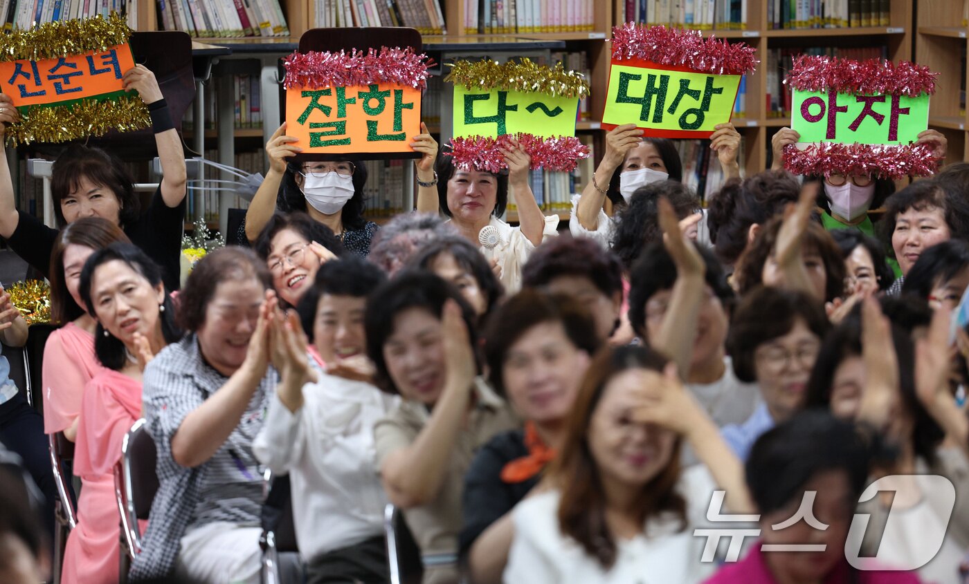 본문 이미지 - 29일 오후 서울 마포구 일성여자중고등학교에서 열린 시 낭송대회에서 만학도들이 동료 학생을 응원하고 있다. 2024.5.29/뉴스1 ⓒ News1 신웅수 기자