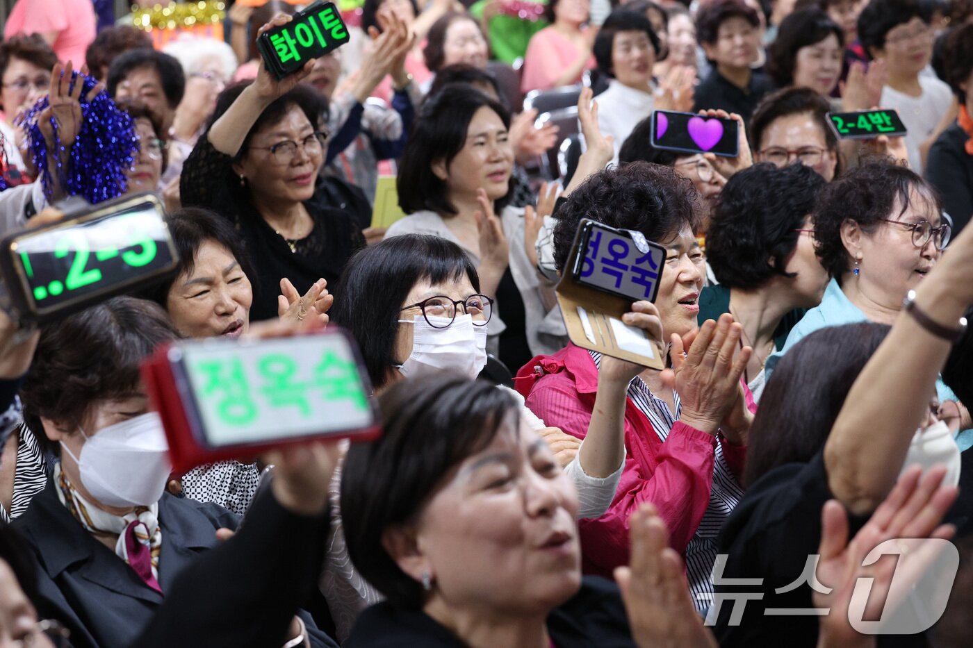 본문 이미지 - 29일 오후 서울 마포구 일성여자중고등학교에서 열린 시 낭송대회에서 만학도들이 동료 학생을 응원하고 있다. 2024.5.29/뉴스1 ⓒ News1 신웅수 기자
