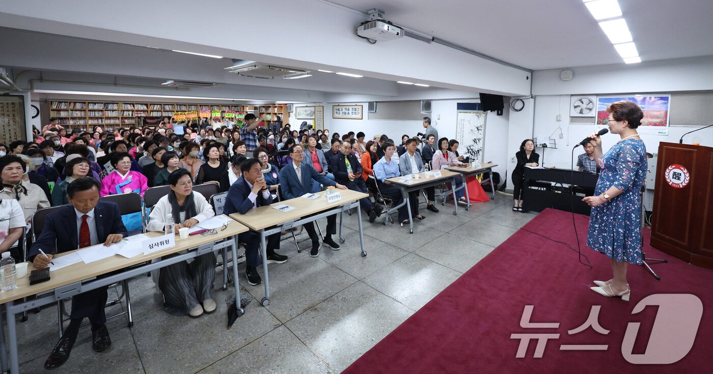 본문 이미지 - 29일 오후 서울 마포구 일성여자중고등학교에서 열린 시 낭송대회에서 만학도들이 시를 낭송하고 있다. 2024.5.29/뉴스1 ⓒ News1 신웅수 기자