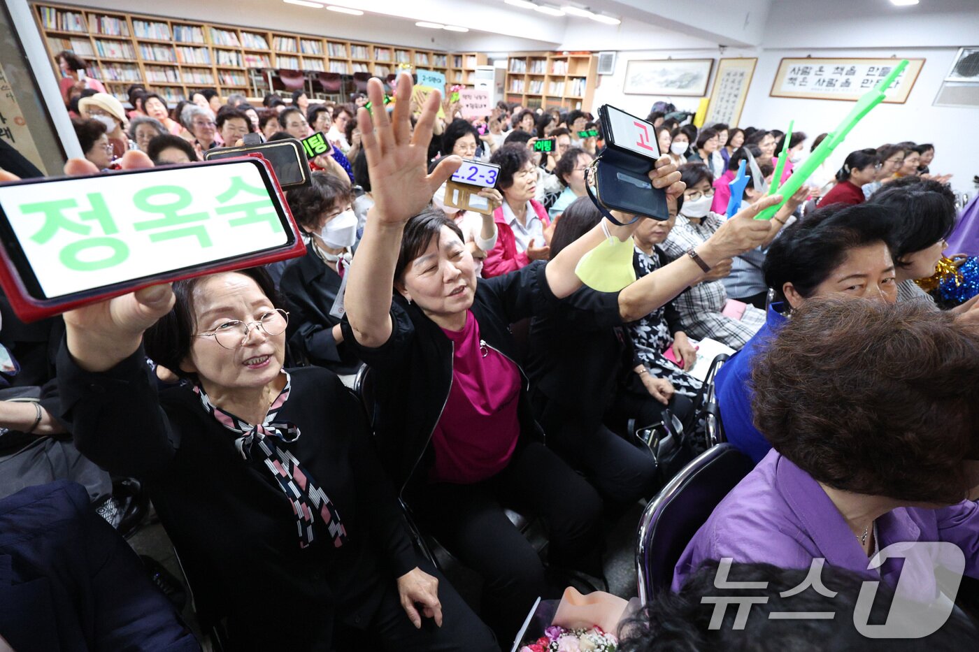 본문 이미지 - 29일 오후 서울 마포구 일성여자중고등학교에서 열린 시 낭송대회에서 만학도들이 동료 학생을 응원하고 있다. 2024.5.29/뉴스1 ⓒ News1 신웅수 기자