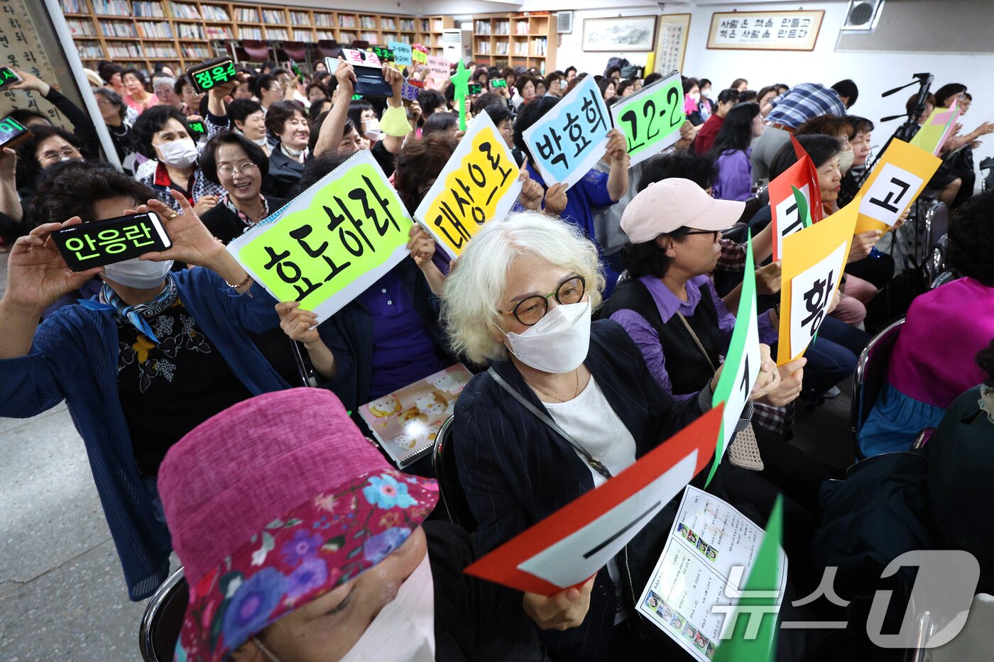본문 이미지 - 29일 오후 서울 마포구 일성여자중고등학교에서 열린 시 낭송대회에서 만학도들이 동료 학생을 응원하고 있다. 2024.5.29/뉴스1 ⓒ News1 신웅수 기자