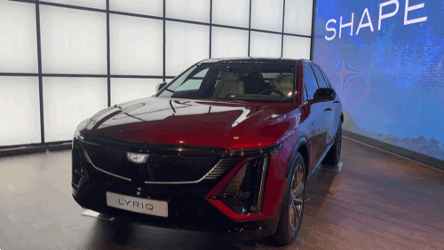 본문 이미지 - 29일 서울 강남구에 위치한 '아틀리에 리릭'에 전시되어 있는 준대형 전기 SUV 리릭. 