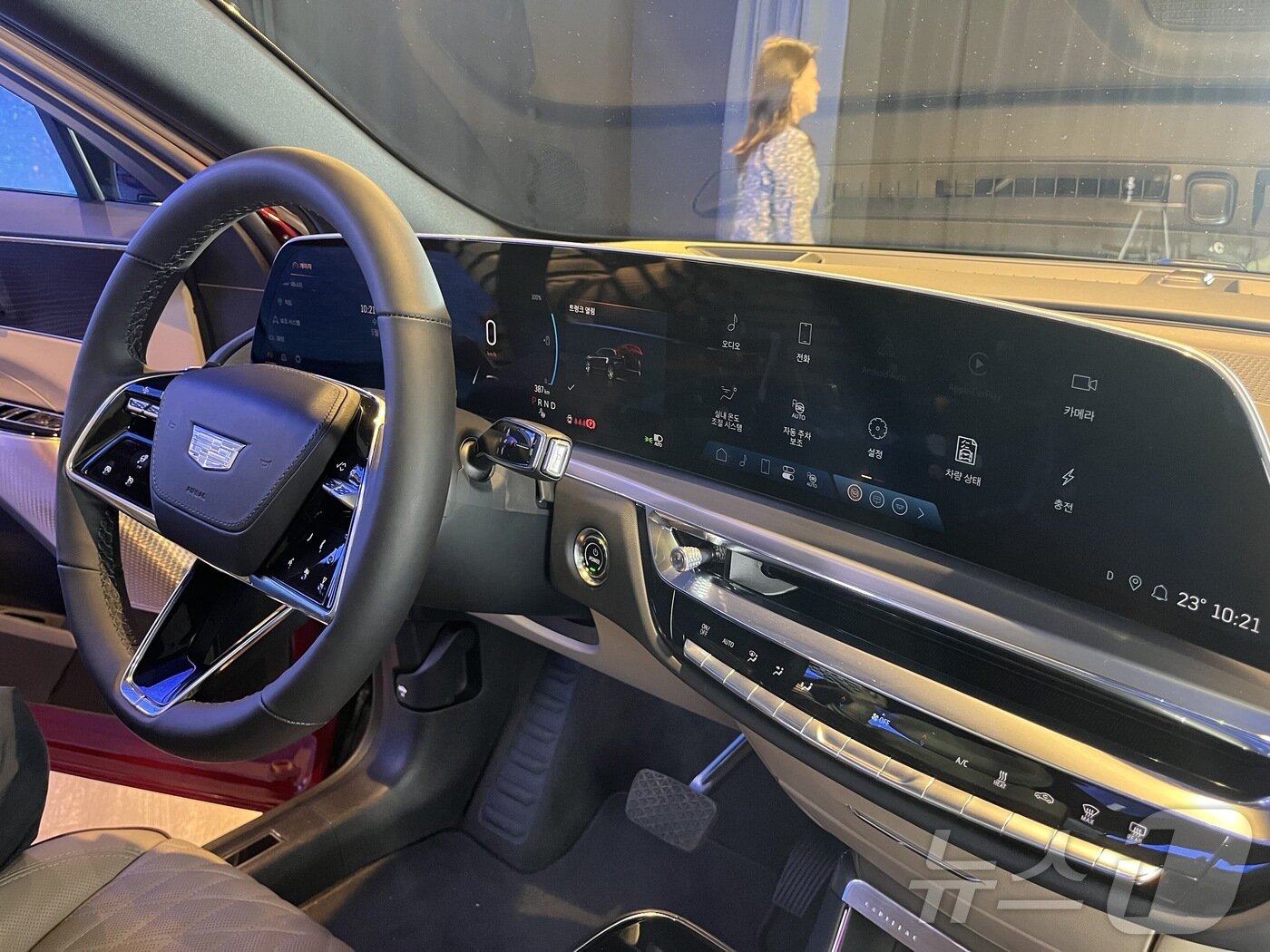 본문 이미지 - 리릭의 클러스터와 인포에인먼트 시스템이 하나로 통합된 33인치 커브드 어드밴스드 LED 디스플레이.