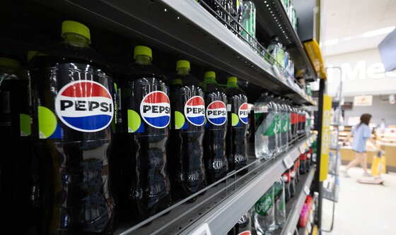 본문 이미지 - 서울의 한 대형마트에 진열된 롯데칠성음료 제품의 모습. 2024.5.29/뉴스1 ⓒ News1 이재명 기자