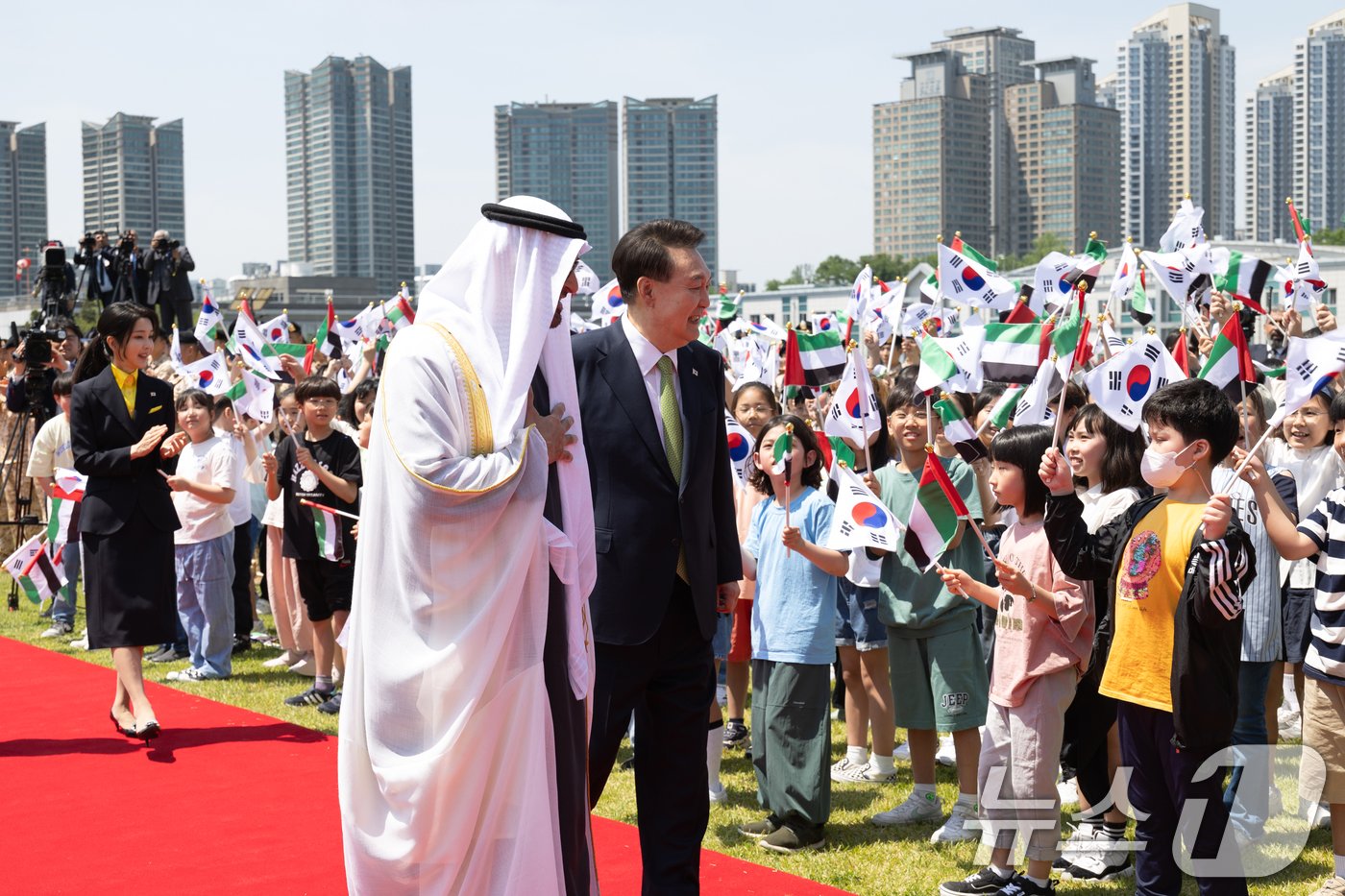 윤석열 대통령과 김건희 여사, 모하메드 빈 자이드 알 나흐얀 아랍에미리트&#40;UAE&#41;대통령이 29일 서울 용산 대통령실 청사 앞 잔디마당에서 열린 UAE 대통령 국빈 방한 공식 환영식에서 서울 삼광초등학교 어린이 환영단과 인사하며 이동하고 있다. &#40;대통령실 제공&#41; 2024.5.29/뉴스1 ⓒ News1 송원영 기자