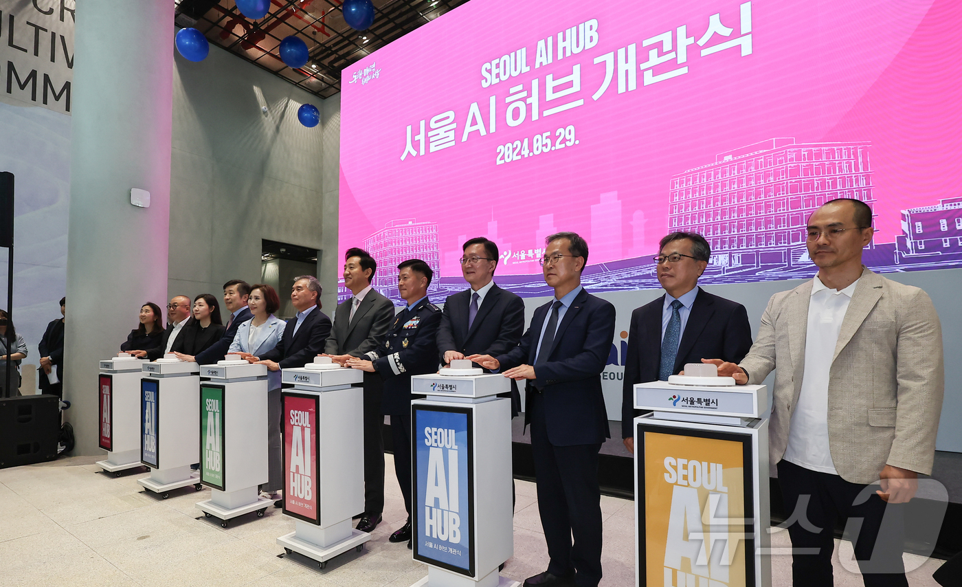 (서울=뉴스1) 김도우 기자 = 29일 서울 서초구 서울 AI 허브에서 열린 개관식에서 참석자들이 개관 세레머니를 하고 있다.왼쪽부터 배순민 KT AI센터장, 정송 KAIST AI …