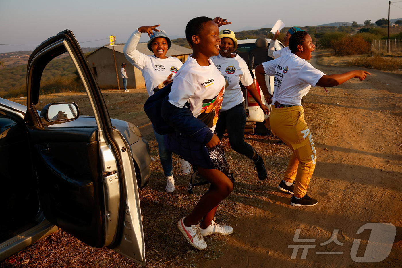 (로이터=뉴스1) 권영미 기자 = 줄루족 민족주의 당인 잉카타자유당(IFT) 지지자들이 남아프리카공화국 총선일인 29일(현지시간) 투표소 인근에서 춤을 추고 있다. 2024.05. …