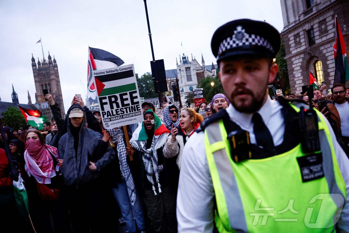 (런던 AFP=뉴스1) 박재하 기자 = 28일(현지시간) 영국 런던에서 친팔레스타인 시위대가 팔레스타인기를 흔들며 이스라엘의 라파 공격을 규탄하는 시위를 벌이고 있다. 2024.0 …