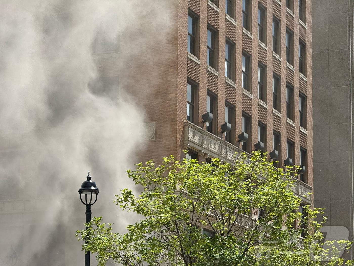 (로이터=뉴스1) 권영미 기자 = 28일(현지시간) 미국 오하이오주 영스타운 JP모건체이스 은행에서 폭발이 일어났다. 이 사진은 소셜미디어를 통해 입수한 것으로, 폭발 후 연기가 …