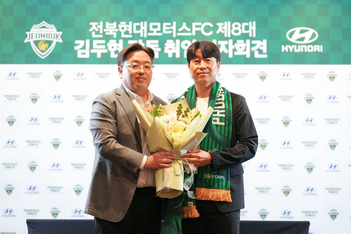 본문 이미지 - 이도현 전북 현대 단장과 김두현 신임 감독.(전북 현대 제공)