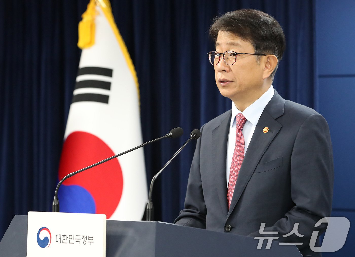 본문 이미지 - 박상우 국토교통부 장관이 29일 서울 종로구 정부서울청사 브리핑실에서 전세사기피해자법 개정안(전세사기특별법) 재의요구 관련 발표를 하고 있다. 2024.5.29/뉴스1 ⓒ News1 임세영 기자