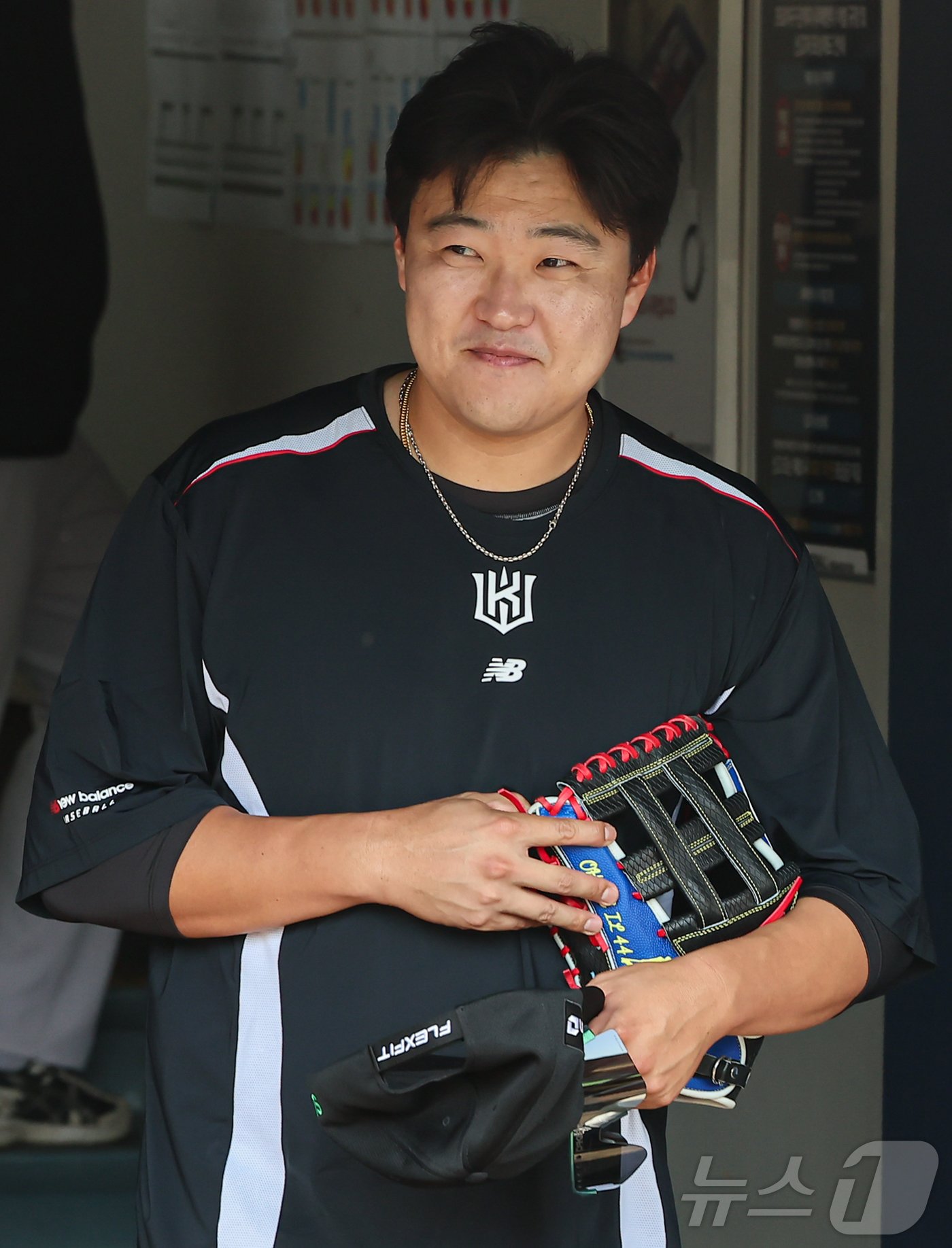 본문 이미지 - 삼성 라이온즈에서 kt 위즈로 트레이드 이적한 오재일이 29일 서울 송파구 잠실야구장에서 열리는 ‘2024 신한 SOL 뱅크 KBO리그’ kt 위즈와 두산베어스의 경기를 앞두고 훈련을 준비하고 있다. kt 위즈와 삼성 라이온즈는 지난 28일 kt 위즈 박병호와 삼성 라이온즈 오재일 두 선수를 맞바꾸는 일대일 트레이드를 발표했다. 2024.5.29/뉴스1 ⓒ News1 김도우 기자