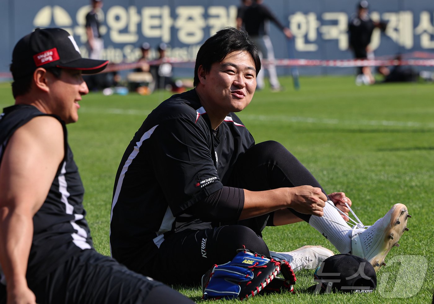 본문 이미지 - 삼성 라이온즈에서 kt 위즈로 트레이드 이적한 오재일이 29일 서울 송파구 잠실야구장에서 열리는 ‘2024 신한 SOL 뱅크 KBO리그’ kt 위즈와 두산베어스의 경기를 앞두고 훈련을 준비하고 있다. kt 위즈와 삼성 라이온즈는 지난 28일 kt 위즈 박병호와 삼성 라이온즈 오재일 두 선수를 맞바꾸는 일대일 트레이드를 발표했다. 2024.5.29/뉴스1 ⓒ News1 김도우 기자