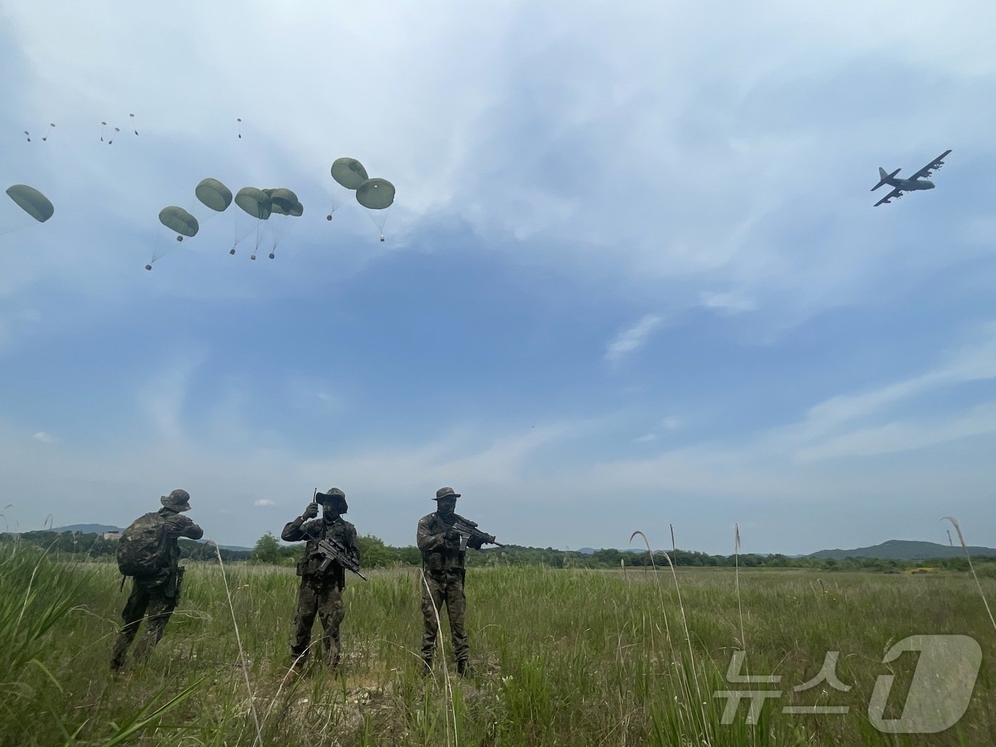 지상작전사령부 예하 군단 특공연대 장병들이 29일 작전지역에서 투하화물 회수·운반 절차 훈련을 실시하고 있다. &#40;지상작전사령부 제공&#41; 2024.5.29/뉴스1 ⓒ News1 한귀섭 기자