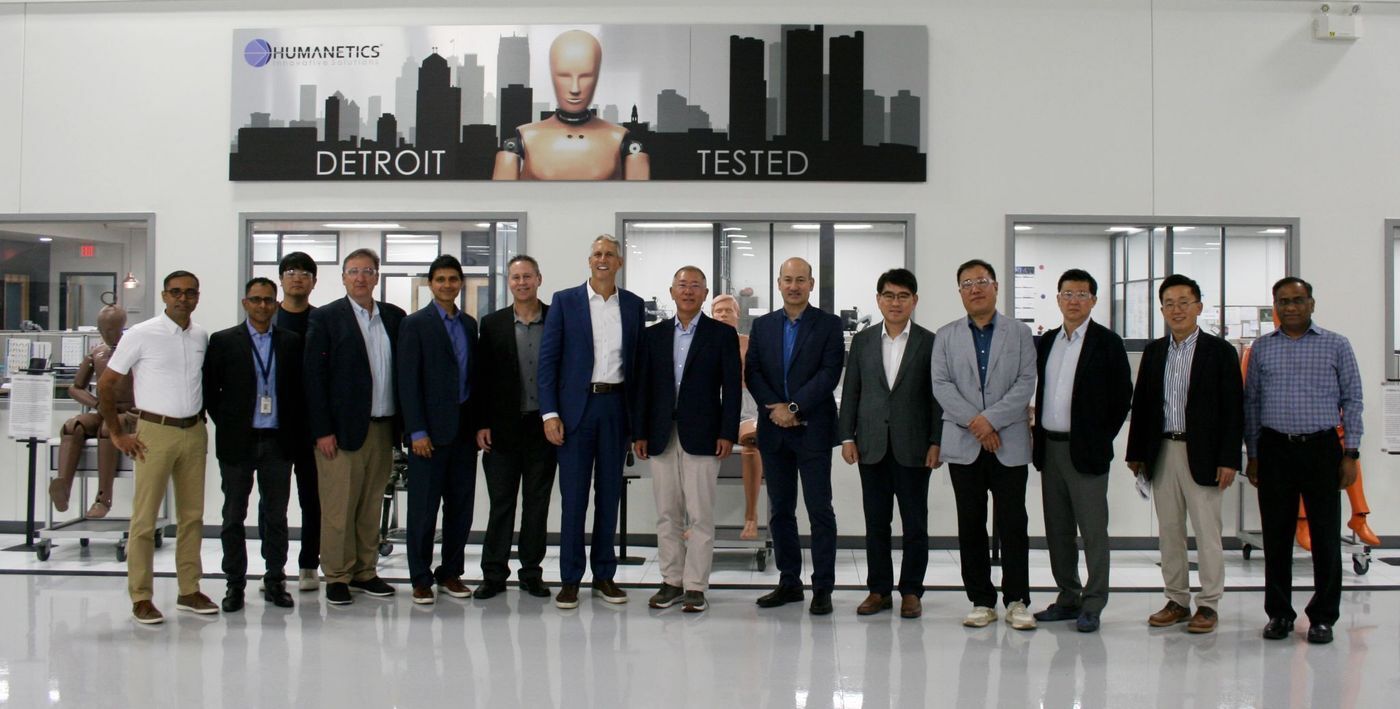 본문 이미지 -  정의선 현대차그룹 회장(가운데)과 현대차 임직원들이 미국 휴머네틱스 본사를 찾아 기념촬영을 하고 있다(링크드인 갈무리).
