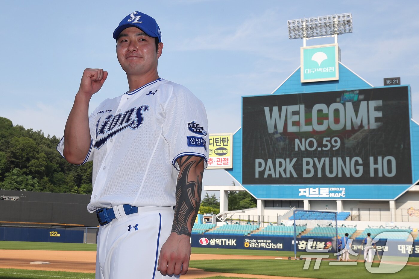 본문 이미지 - 삼성으로 이적한 박병호가 29일 오후 대구 삼성라이온즈파크에서 팀 훈련을 마친 뒤 취재진을 향해 포즈를 취하고 있다. 박병호는 삼성 등번호 59번을 받았다. 2024.5.29/뉴스1 ⓒ News1 공정식 기자